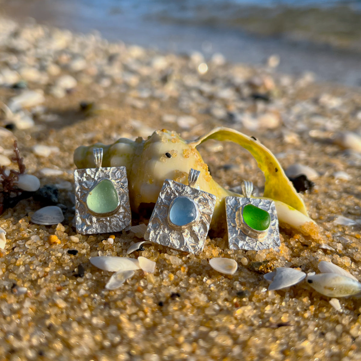 Sea glass set on a cast mermaid scale texture backing pendants. Comes with either a 40 or 45cm sterling silver chains.