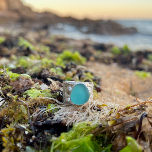 Cast silver sea urchin ring band with ocean teal sea glass by Mornington Sea Glass. Size 7 3/4 or P